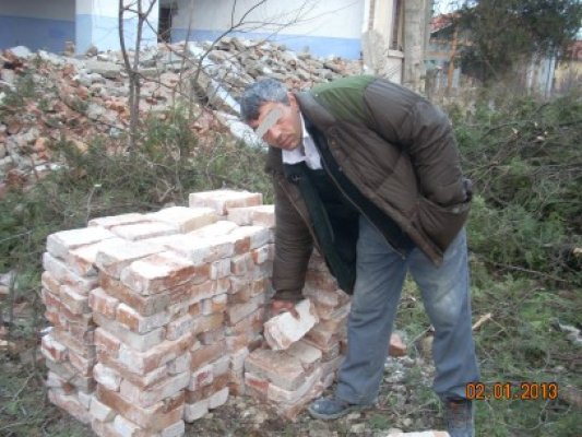 Prins în timp ce spărgea zidul unei clădiri